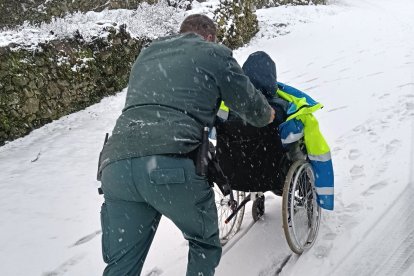 Agentes del Seprona sacan de la nieve una ambulancia que transportaba tres pacientes que volvían de someterse diálisis.