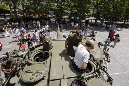 Exposición de armamento por el Día de las Fuerzas Armadas en Valladolid
