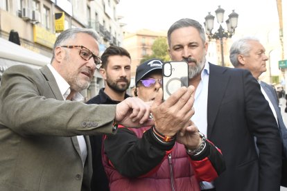 Carlos Pollán y Santiago Abascal, en una imagen de archivo en Segovia junto a un simpatizante de VOX.