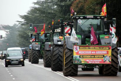 Los tractores parten de León para participar en la manifestación del miércoles en Madrid.