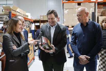 Alfonso Fernández Mañueco ayer en el obrador El Beato de El Burgo de Osma.