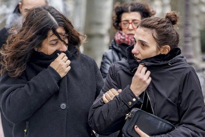 HERMANA DE SERGIO DELGADO, A LA DERECHA, LLEGANDO A LA AUDIENCIA DE BURGOS
