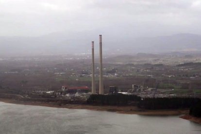 Momento en el que se produce la explosión y caen las chimeneas de la térmica Compostilla II.-ICAL