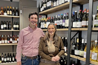 Esta vinoteca abierta hace una década por Julio Díez y Anabel  Ordax es un espacio vivo que organiza catas semanales