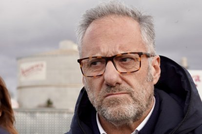 El candidato de Vox a la Presidencia de la Junta de Castilla y León, Carlos Pollán, durante su visita a La Bañeza (León).