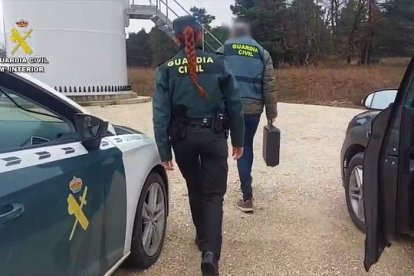 Dos detenidos por la muerte de un joven electrocutado en el interior de un aerogenerador en un pueblo de Burgos<br /><br />Fuente: SUBDELEGACIÓN