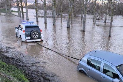 La Guardia Civil remolca un coche atrapado en un camino anegado por el Duero en Zamora