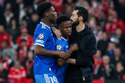 Arbeloa y Tchouamèni abrazan a Vinicius.