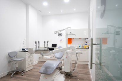 Las instalaciones de  Sonrisalud están totalmente renovadas y equipadas con tecnología de última generación, incluyendo sistemas de diagnóstico por imagen de alta precisión y planificación digital 3D. En la imagen, gabinete de una de las clínicas de Valladolid.