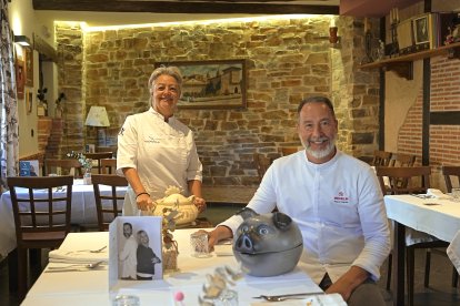 El cocinero Pedro Castillo y su mujer Eva García regentan desde hace casi treinta años Casa Coscolo, una referencia obligada para disfrutar del cocido maragato