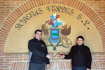 Tomás y Elvira Verdes, en la bodega de Santibáñez de Vidriales.