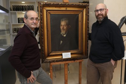 Retrato de Cirilo Tejerina Gatón junto al historiador, Javier de la Cruz, y junto al directivo del Ateneo, Juan Pablo Ausín
