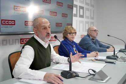 La secretaria general de CCOO CyL, Ana Fernández de los Muros, junto al secretario general de FSC CCOO CyL, Jesús García, y el responsable de medio ambiente de FSC CCOO CyL, José Ramón Jiménez, explican un un proceso judicial contra altos cargos de la Junta por la gestión de los incendios