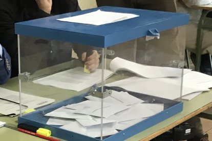 Urna de votación del 8F.