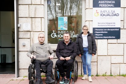 Décimo aniversario de Impulsa Igualdad. De izquierda a derecha, el usuario Nacho Fadrique, el presidente de Impulsa Igualdad, Fran Sardón, y la asistenta Henar Gómez