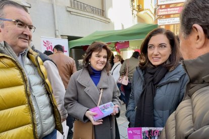 La candidata de Unión del Pueblo Leonés (UPL) a las Cortes, Alicia Gallego, visita La Bañeza