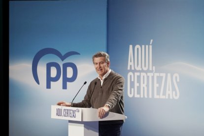 El presidente del PP, Alberto Núñez Feijóo, participa en un acto en Ávila durante la segunda jornada de la campaña electoral