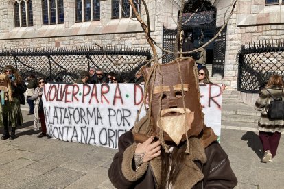 Concentración convocada por varios colectivos en León para denunciar el expolio de los recursos de sus pueblos