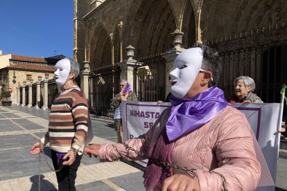Las 35 Revuelta de Mujeres en la Iglesia reclaman igualdad con una dramatización simbólica en la plaza de la catedral de León.