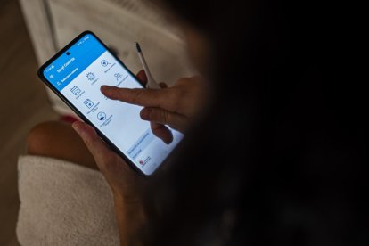 Una persona utilizando la aplicación de Sacyl en una imagen de archivo