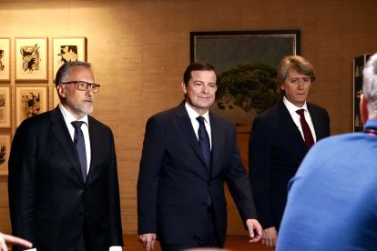 Carlos Pollán, Alfonso Fernández Mañueco y Carlos Martínez, en el debate de este jueves.