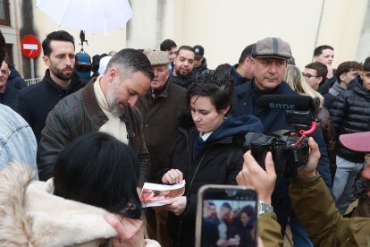 El presidente de Vox, Santiago Abascal, ofrece declaraciones a la prensa, en el Mirador del Alcázar de Toro (Zamora).
