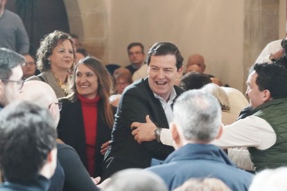 El candidato del Partido Popular de Castilla y León a la reelección como presidente de la Junta, Alfonso Fernández Mañueco, participa en un acto electoral en Soria.