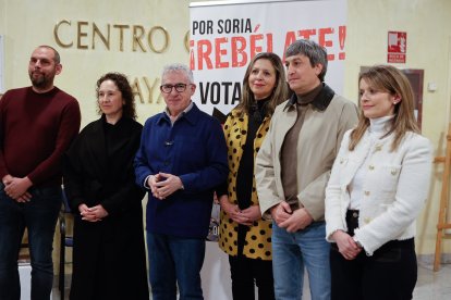 Los candidatos de  Soria ¡Ya! atienden a los medios minutos antes de comenzar su acto de campaña.