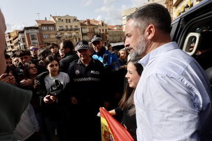Abascal se hace una foto con una joven al bajar de la furgoneta con la que ha recorrido 8.000 kilómetros por la Comunidad.