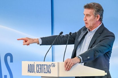 El presidente del Partido Popular, Alberto Núñez Feijóo, interviene en un mitin en Villarcayo
