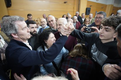 El presidente nacional del PP, Alberto Núñez Feijóo, participa en un acto público en la Casa de la Cultura en Ponferrada