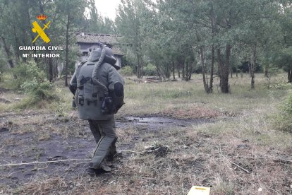 La Guardia Civil destruye dos extintores explosivos localizados en una vivienda de Riello (León)