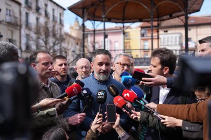 Santiago Abascal, en la atención a los medios en Miranda de Ebro.