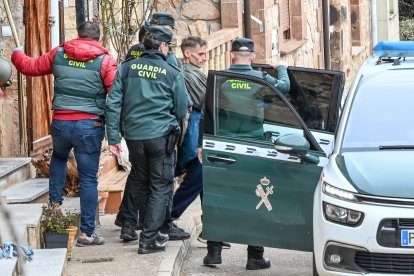 El hombre tras ser detenido por los GRS en la casa del pueblo de Burgos donde estaba atrincherado.