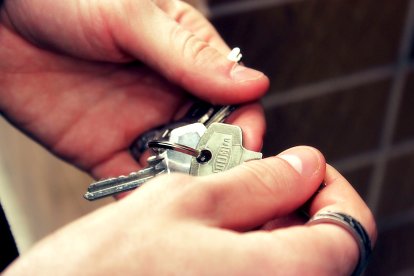 El dueño de una vivienda examina su llavero para abrir la puerta.