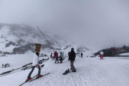 Las estaciones de San Isidro y Valle Laciana-Leitariegos reciben a más de 3.500 esquiadores este fin de semana