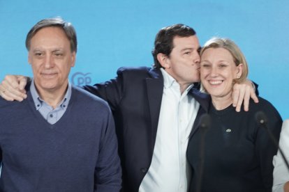 El candidato del PP a la Presidencia de la Junta de Castilla y León, Alfonso Fernández Mañueco, junto a Carlos García Carbayo e Isabel Blanco
