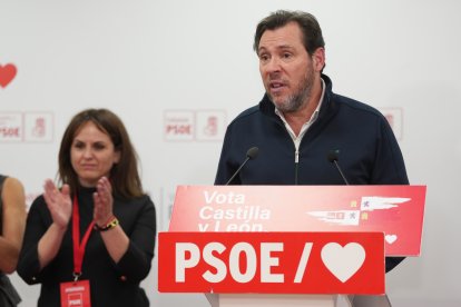 Óscar Puente junto con Patricia Gómez Urbán en la sede del PSOE.