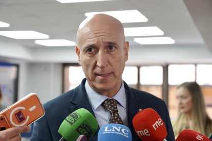 José Antonio Diez atiende a los medios este lunes en León