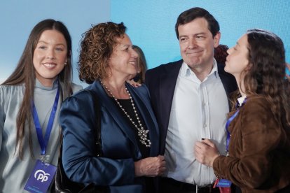 El candidato del PP a la Presidencia de la Junta de Castilla y León, Alfonso Fernández Mañueco, celebra la victoria electoral en Salamanca