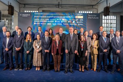 Responsables de Indra Group con las empresas firmantes.
