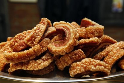 Una bandeja de torreznos en un bar de la capital soriana.