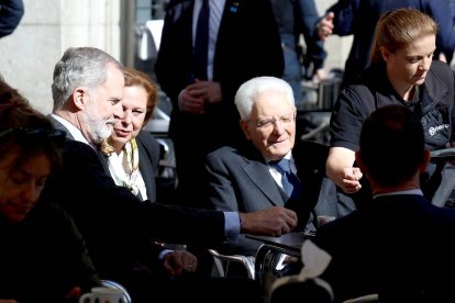 El rey Felipe VI y el presidente de la República de Italia, Sergio Matarella, toman un café en una terraza del centro de Salamanca.