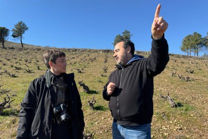 Montse Alonso, experta conocedora del sector, lidera este proyecto vitivinícola junto a un grupo de inversores que buscan recuperar viñedos con historia y crear vinos que hablen de su origen.e.m.