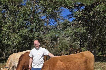 Unai López Rodríguez tiene un centenar de vacas.