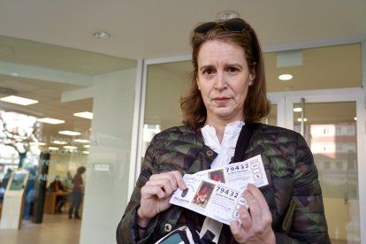 Los agraciados con el Gordo de la Lotería de Navidad de Villamanín acuden a cobrar el premio