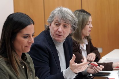 Nuria Rubio y Carlos Martínez durante una reunión con colectivos feministas de Castilla y León