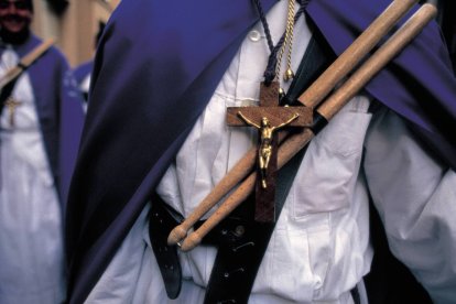 Un cofrade de Medina de Rioseco se prepara para la procesión: tradición, esfuerzo y simbolismo en cada detalle