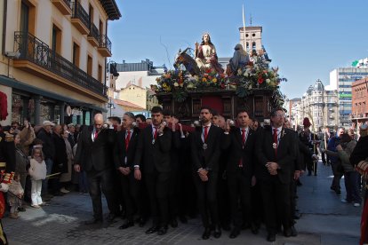 El paso de la borriquilla, obra de Víctor de los Ríos, en la Procesión de las Palmas de León