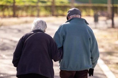 Dos personas mayores pasean en una imagen de archivo